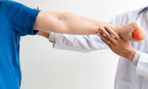 의료진이 환자의 팔꿈치 근력과 기능 회복을 확인하는 모습