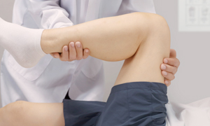 치료 후 의료진이 환자의 무릎 관절 기능 회복 상태를 확인하는 모습